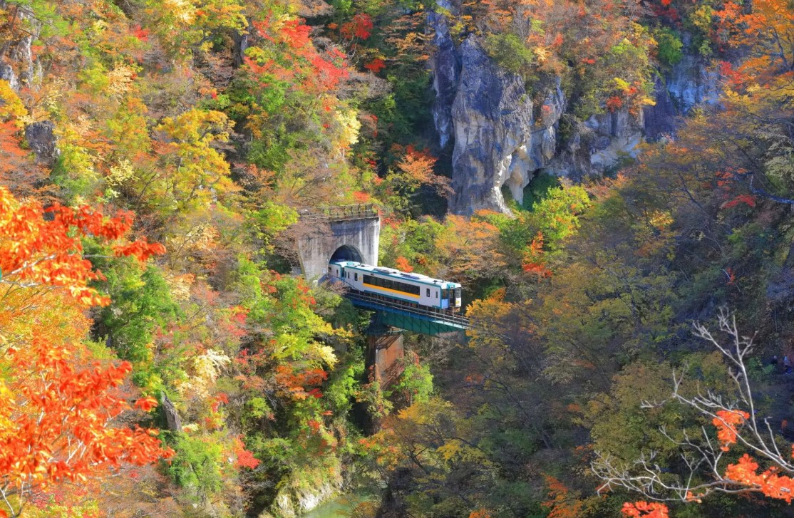 รถไฟและสะพานในหุบเขานารุโกะ